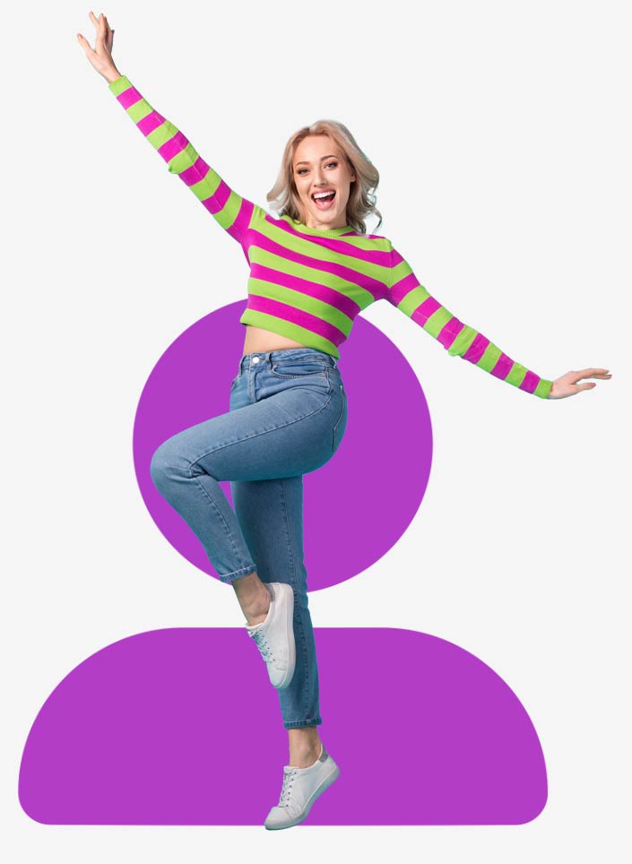 A blonde woman in jeans and a striped sweater - she's happy because approving documents is easy with awisto ApprovalPLUS
